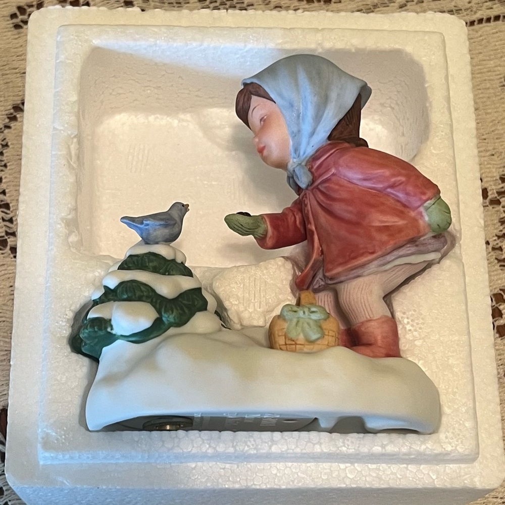 Avon 1986 We Wish You A Merry Christmas Musical Porcelain Figurine